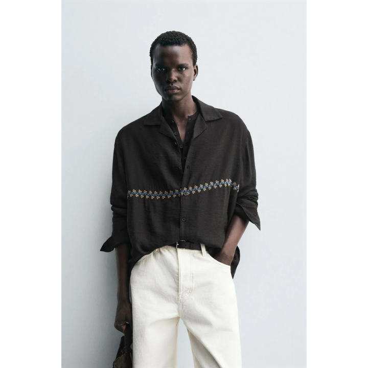 РУБАШКА СТРУЯЩЕГОСЯ ПОКРОЯ С ГЕОМЕТРИЧЕСКОЙ ВЫШИВКОЙ