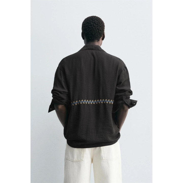 РУБАШКА СТРУЯЩЕГОСЯ ПОКРОЯ С ГЕОМЕТРИЧЕСКОЙ ВЫШИВКОЙ