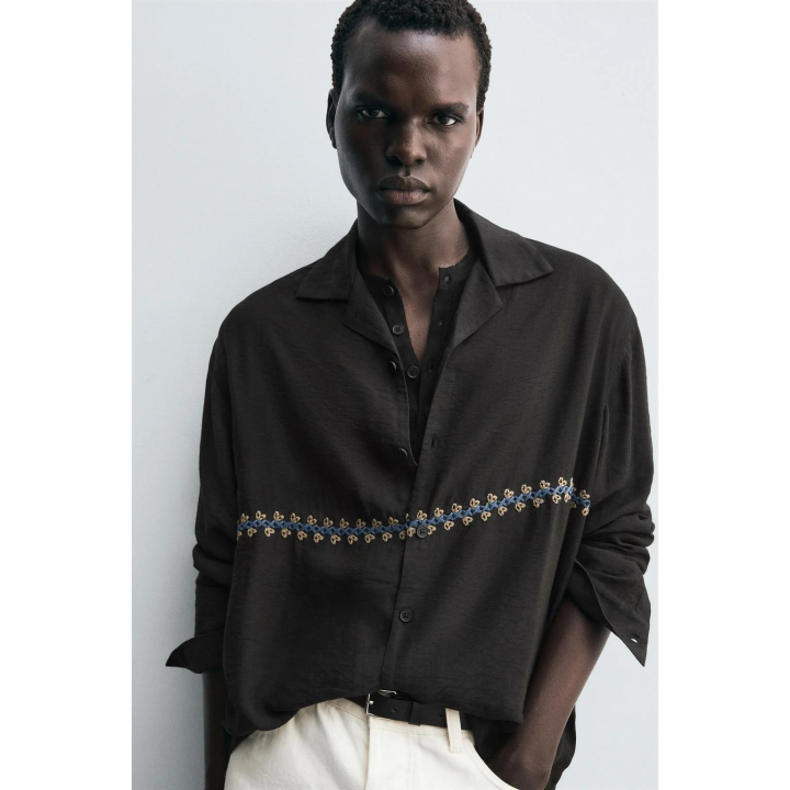 РУБАШКА СТРУЯЩЕГОСЯ ПОКРОЯ С ГЕОМЕТРИЧЕСКОЙ ВЫШИВКОЙ