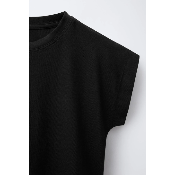 Простая футболка с деталью на планке