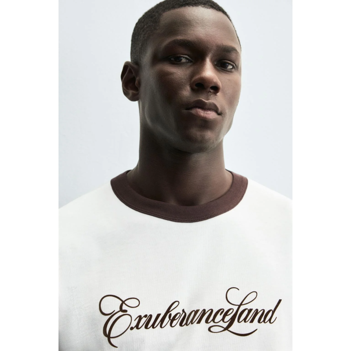 ФУТБОЛКА В РУБЧИК С КОНТРАСТНЫМ ТЕКСТОМ