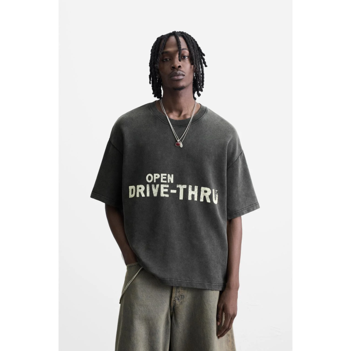 ТОЛСТОВКА С ЭФФЕКТОМ ПОТЕРТОСТИ С ГРАФИЧЕСКИМ ПРИНТОМ