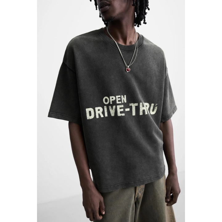 ТОЛСТОВКА С ЭФФЕКТОМ ПОТЕРТОСТИ С ГРАФИЧЕСКИМ ПРИНТОМ