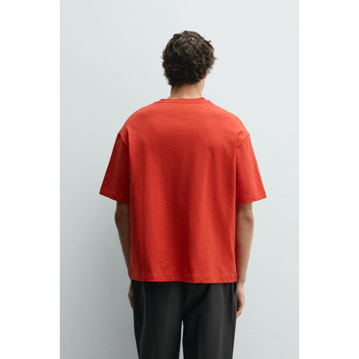 ФУТБОЛКА С КОНТРАСТНЫМ ПРИНТОМ