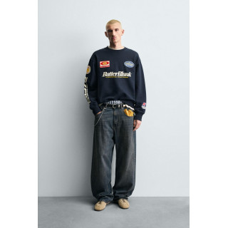 Свитшот с круглым вырезом и нашивками