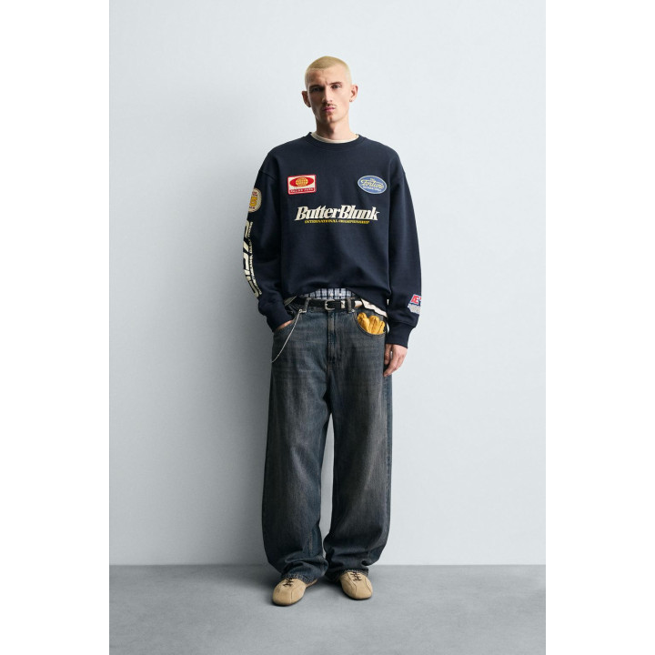 Свитшот с круглым вырезом и нашивками