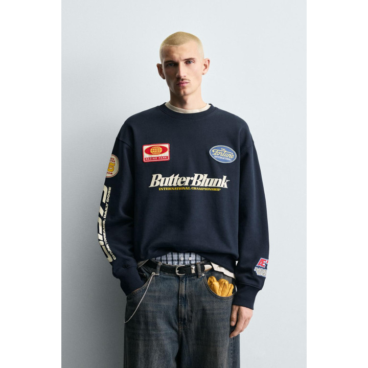 Свитшот с круглым вырезом и нашивками