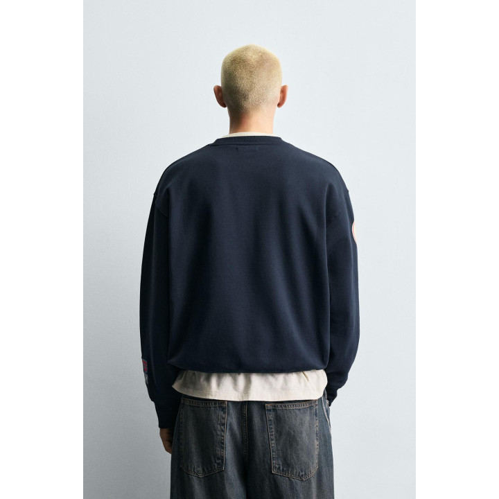 Свитшот с круглым вырезом и нашивками