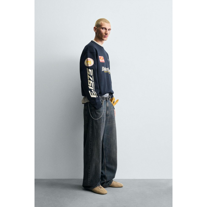 Свитшот с круглым вырезом и нашивками