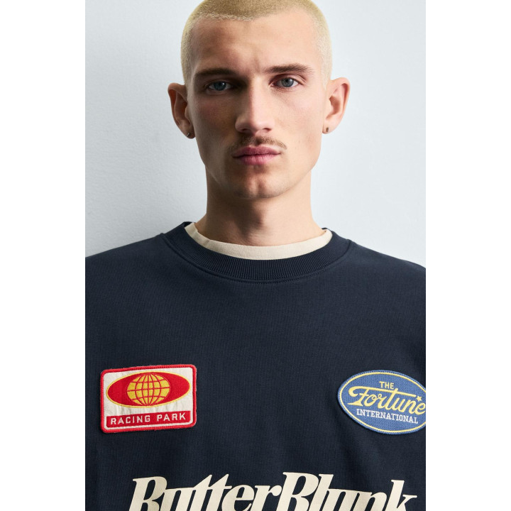 Свитшот с круглым вырезом и нашивками