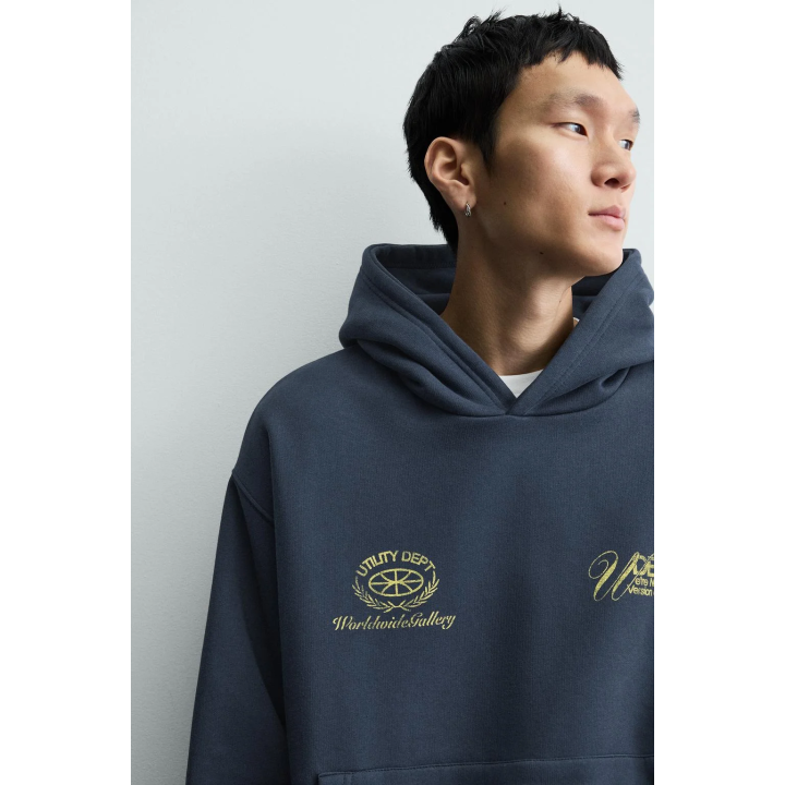 ТОЛСТОВКА С ЭФФЕКТОМ ПОТЕРТОСТИ С НАДПИСЯМИ И ПРИНТАМИ