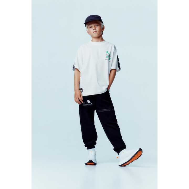 СПОРТИВНАЯ ФУТБОЛКА С ТЕКСТОМ И ПОЛОСКАМИ