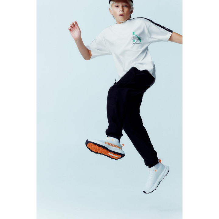 СПОРТИВНАЯ ФУТБОЛКА С ТЕКСТОМ И ПОЛОСКАМИ