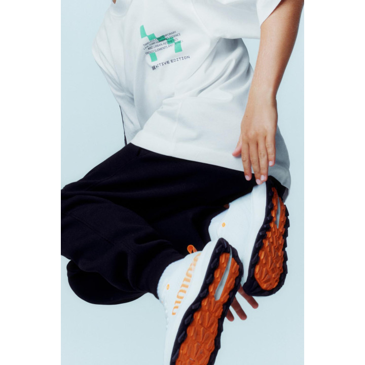 СПОРТИВНАЯ ФУТБОЛКА С ТЕКСТОМ И ПОЛОСКАМИ