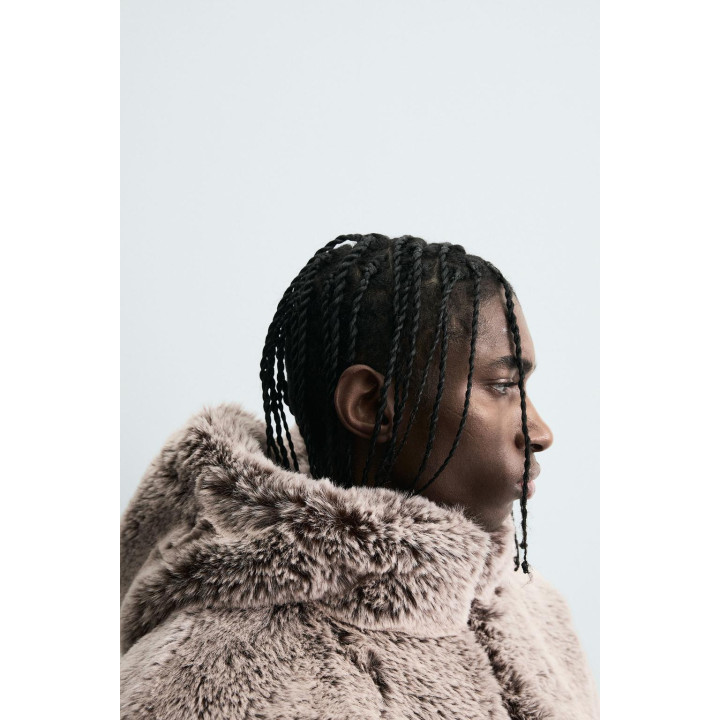 КУРТКА ИЗ ИСКУССТВЕННОГО МЕХА С КАПЮШОНОМ