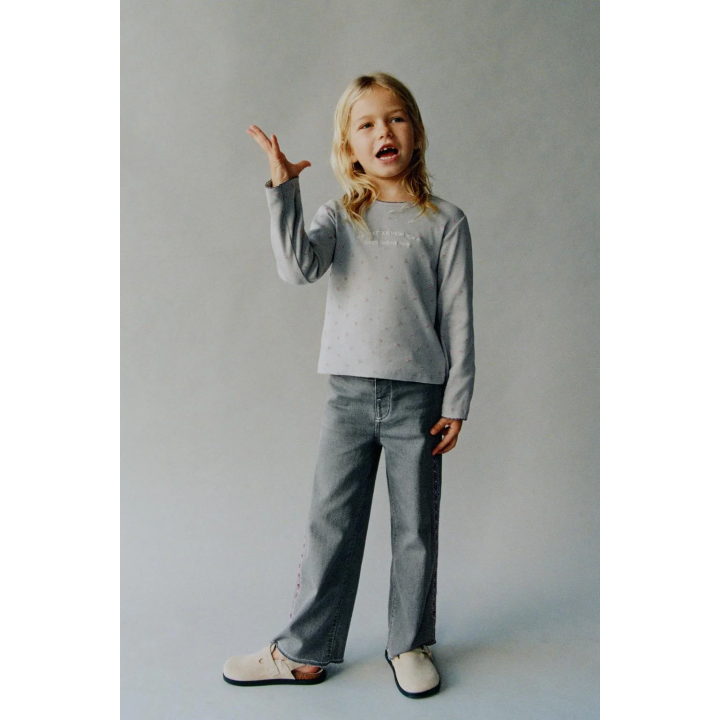 ФУТБОЛКА В РУБЧИК С ЦВЕТОЧНЫМ ПРИНТОМ И ВЫШИВКОЙ