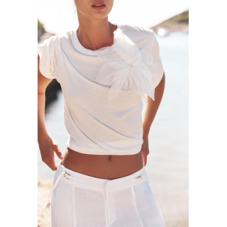 Футболка с объемным цветочным принтом