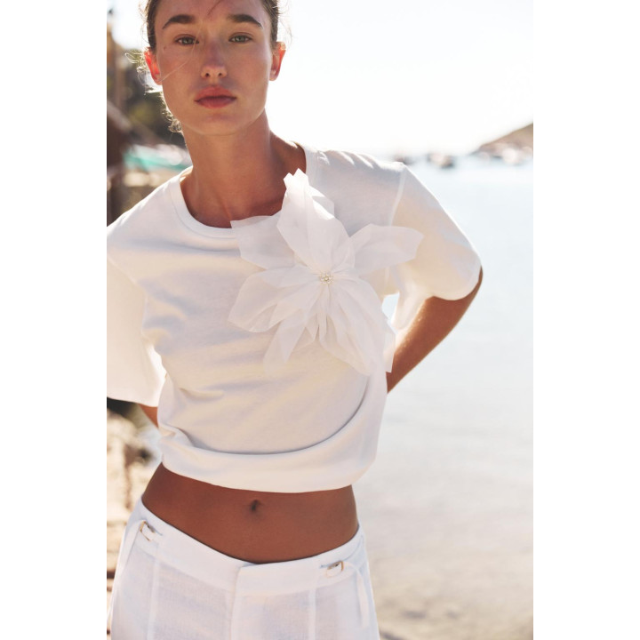 Футболка с объемным цветочным принтом