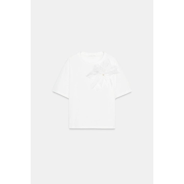 Футболка с объемным цветочным принтом