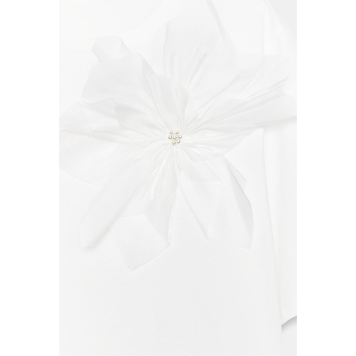 Футболка с объемным цветочным принтом