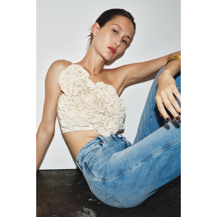 УКОРОЧЕННЫЙ ТОП С ЦВЕТАМИ