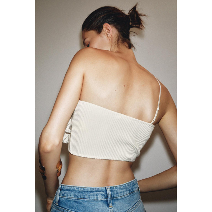 УКОРОЧЕННЫЙ ТОП С ЦВЕТАМИ