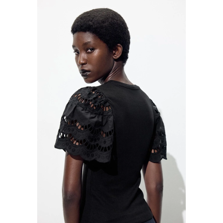 ТОП БЕЗ РУКАВОВ С ВЫШИВКОЙ