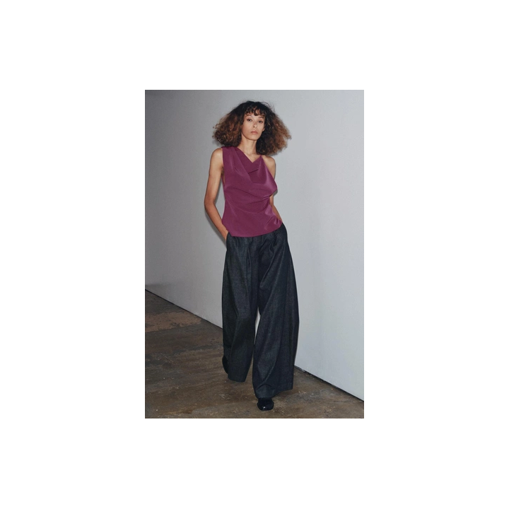 АСИММЕТРИЧНЫЙ ТОП ИЗ КРЕПА С ПРЯЖКОЙ