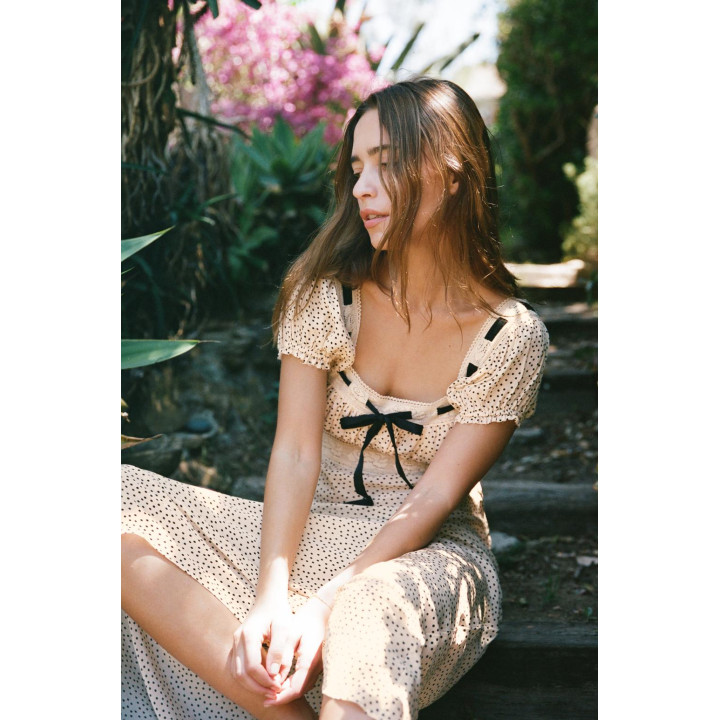 ПЛАТЬЕ В ГОРОШЕК С КОНТРАСТНЫМ БАНТОМ