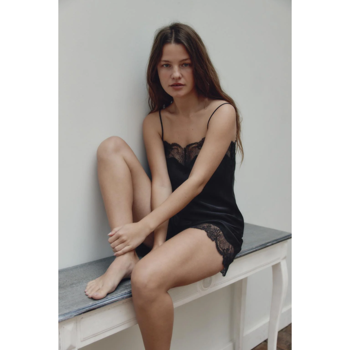 АТЛАСНЫЙ ТОП С КРУЖЕВОМ НА БРЕТЕЛЯХ