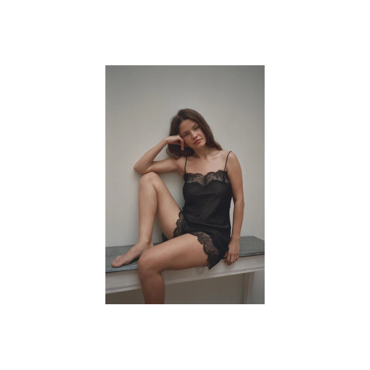 АТЛАСНЫЙ ТОП С КРУЖЕВОМ НА БРЕТЕЛЯХ