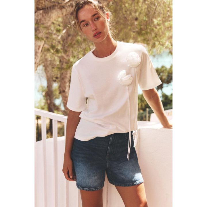 ФУТБОЛКА С ОБЪЕМНЫМИ ЦВЕТАМИ