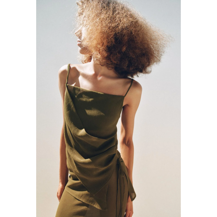 АСИММЕТРИЧНЫЙ ТОП ИЗ ТЕКСТУРИРОВАННОЙ ПОЛУПРОЗРАЧНОЙ ТКАНИ