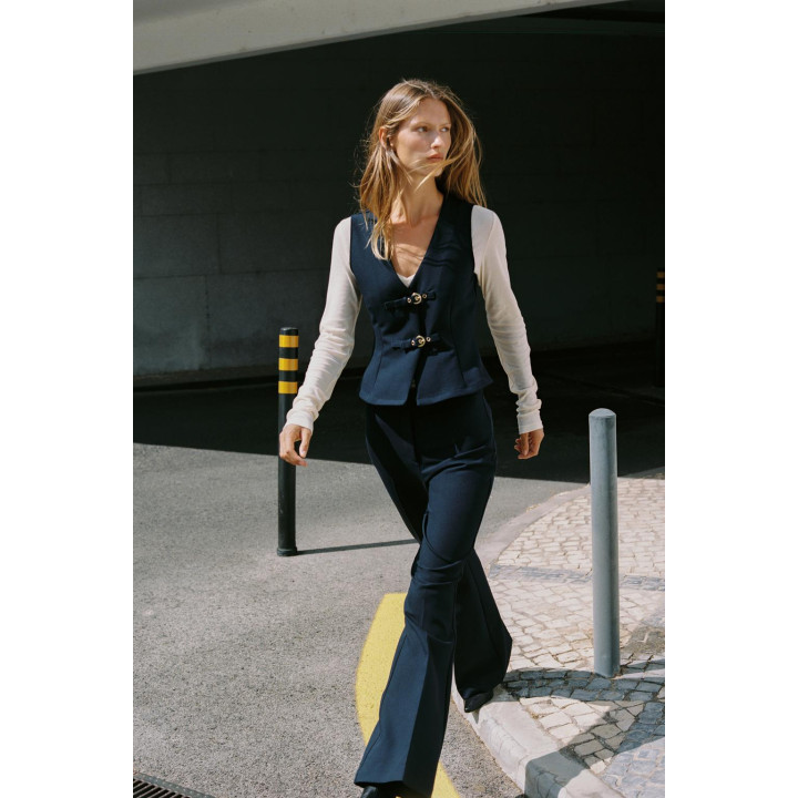 ТОП ИЗ КРЕПА С ПРЯЖКАМИ