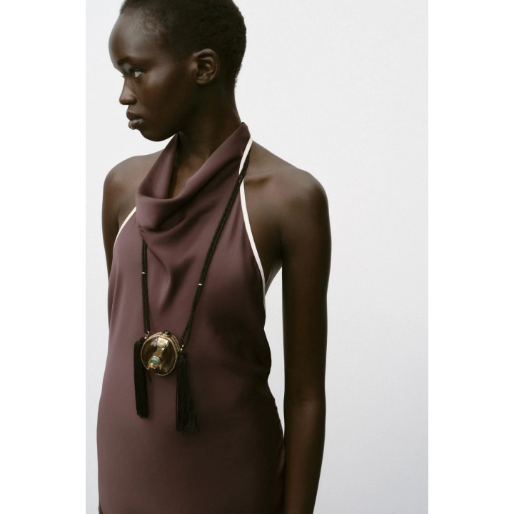 АТЛАСНОЕ ПЛАТЬЕ МИДИ С КОНТРАСТНОЙ ОТДЕЛКОЙ