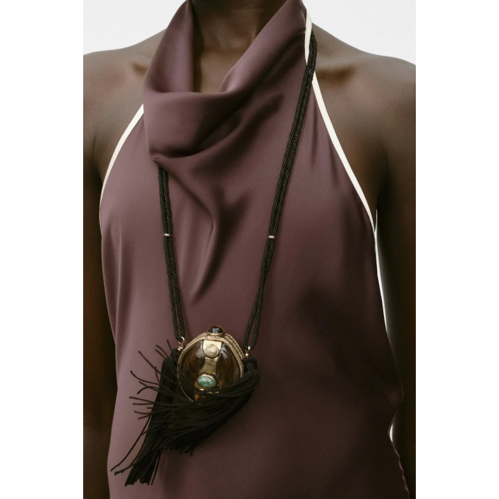 АТЛАСНОЕ ПЛАТЬЕ МИДИ С КОНТРАСТНОЙ ОТДЕЛКОЙ