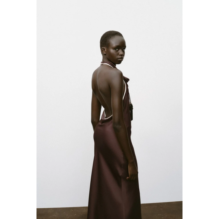 АТЛАСНОЕ ПЛАТЬЕ МИДИ С КОНТРАСТНОЙ ОТДЕЛКОЙ