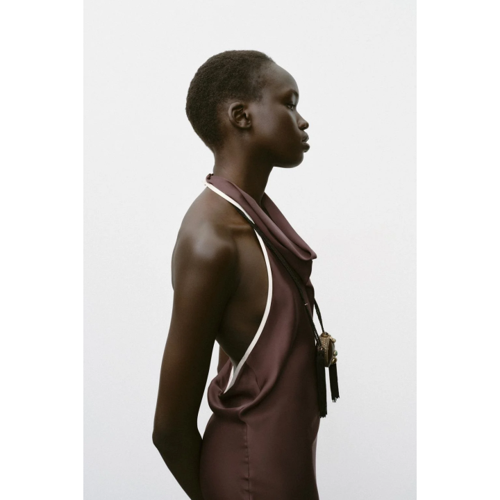 АТЛАСНОЕ ПЛАТЬЕ МИДИ С КОНТРАСТНОЙ ОТДЕЛКОЙ