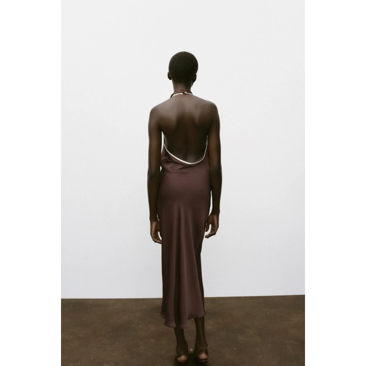 АТЛАСНОЕ ПЛАТЬЕ МИДИ С КОНТРАСТНОЙ ОТДЕЛКОЙ