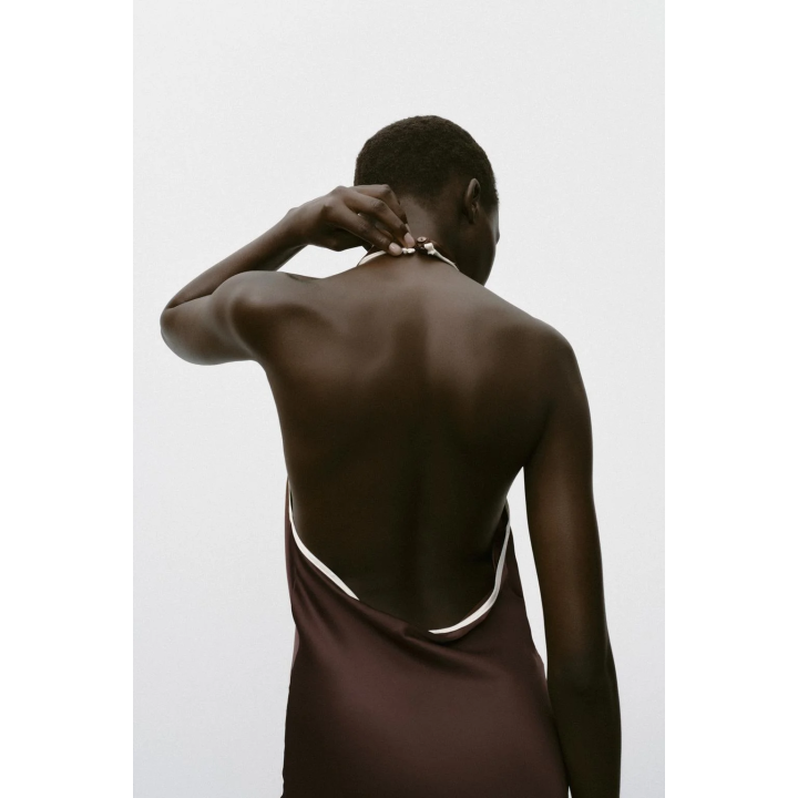 АТЛАСНОЕ ПЛАТЬЕ МИДИ С КОНТРАСТНОЙ ОТДЕЛКОЙ