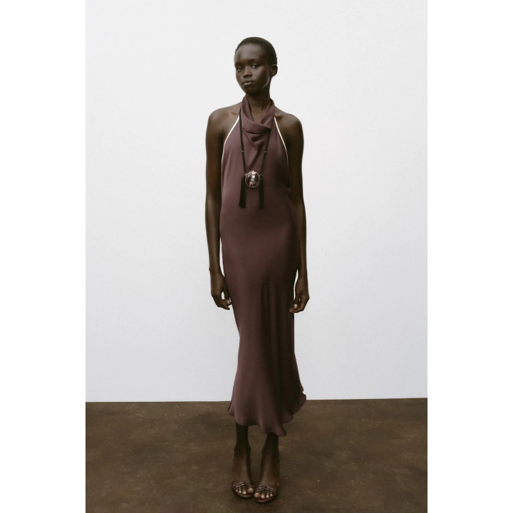 АТЛАСНОЕ ПЛАТЬЕ МИДИ С КОНТРАСТНОЙ ОТДЕЛКОЙ