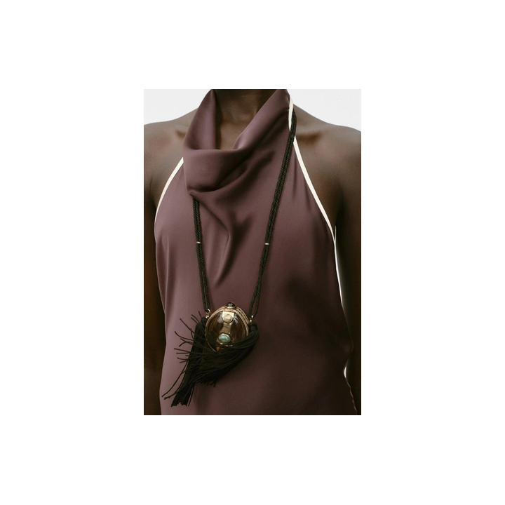 АТЛАСНОЕ ПЛАТЬЕ МИДИ С КОНТРАСТНОЙ ОТДЕЛКОЙ