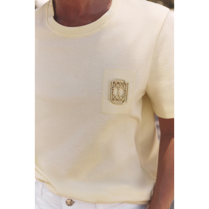 МАЙКА С БРОШЬЮ