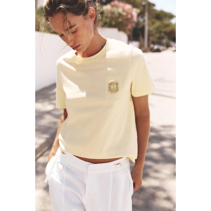 МАЙКА С БРОШЬЮ