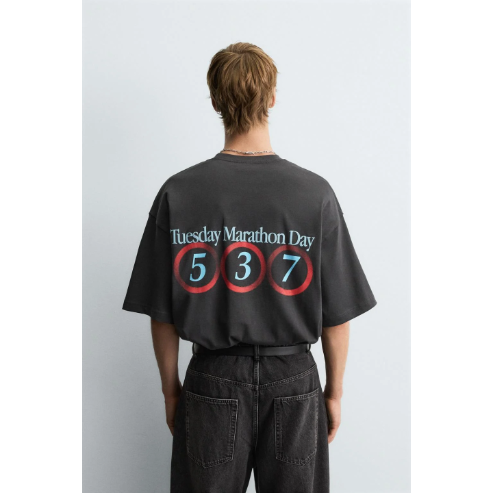 ФУТБОЛКА С ЭФФЕКТОМ ПОТЕРТОСТИ И ЦИФРАМИ