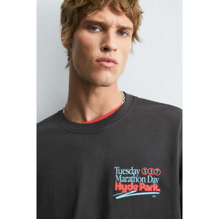 ФУТБОЛКА С ЭФФЕКТОМ ПОТЕРТОСТИ И ЦИФРАМИ