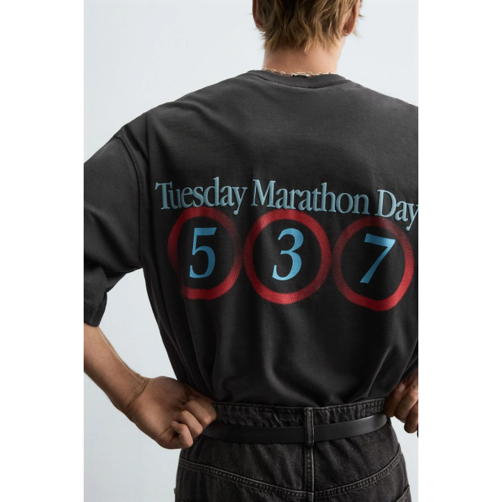 ФУТБОЛКА С ЭФФЕКТОМ ПОТЕРТОСТИ И ЦИФРАМИ