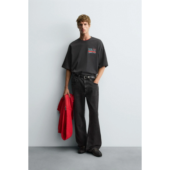 ФУТБОЛКА С ЭФФЕКТОМ ПОТЕРТОСТИ И ЦИФРАМИ