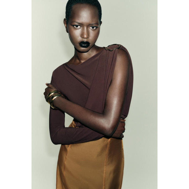 БОДИ С БРОШЬЮ ИЗ СТРУЯЩЕЙСЯ ТКАНИ