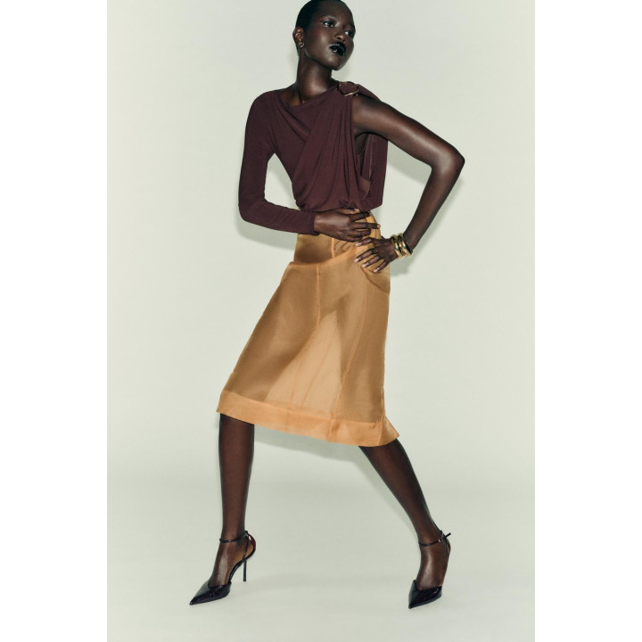 БОДИ С БРОШЬЮ ИЗ СТРУЯЩЕЙСЯ ТКАНИ